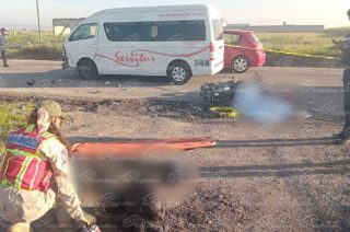 Elementos de emergencia acudieron al lugar del accidente en Almoloya de Juárez, donde un motociclista perdió la vida y su acompañante resultó lesionada.