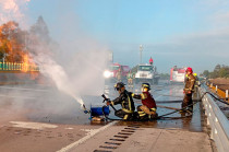 Video: ¡Alerta! Pipa con 15 mil litros de gas vuelca en la México-Puebla; cierran ambos sentidos