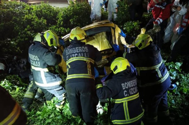 En el accidente, el vehículo Ibiza de color amarillo, quedó partido a la mitad y sus ocupantes sin vida.