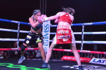 Mariana “La Barby” Juárez conecta un golpe durante su victoria en Naucalpan, reafirmando su legado antes del retiro