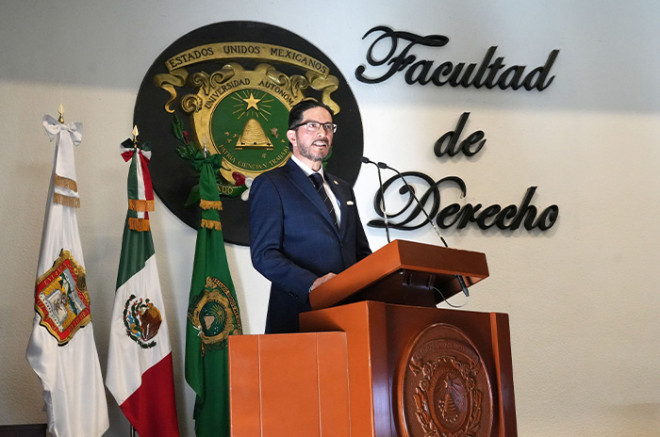 El presidente de la CODHEM, Víctor Delgado Pérez, dicta la conferencia magistral “La Reforma a la Ley Universitaria desde la Perspectiva de los Derechos Humanos”.