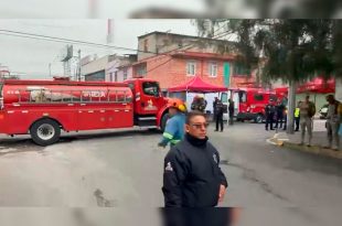Bomberos, cuerpos de rescate y elementos de Seguridad Pública atendieron la explosión registrada en una vivienda de la colonia Bosques de Aragón, en Nezahualcóyotl.
