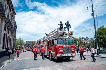 Más de 200 bomberos recorrieron el centro de Toluca en una caravana por el Día del Bombero.