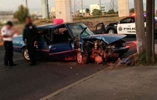 #Familia choca contra poste en Toluca; 5 lesionados