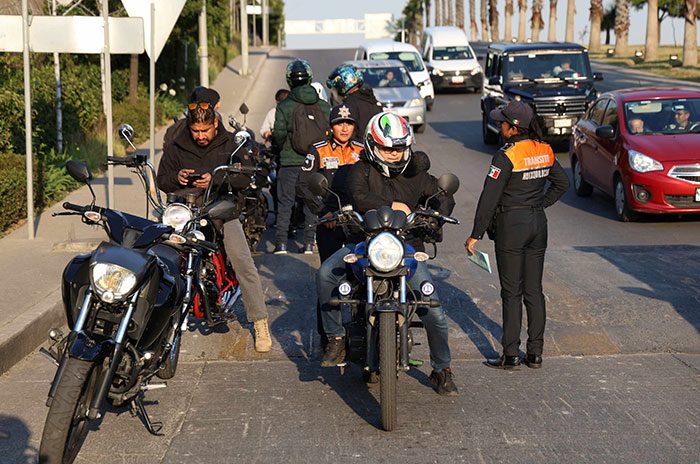 Elementos de Seguridad Pública realizan operativos en Huixquilucan para verificar motocicletas y reforzar la seguridad vial en el municipio.