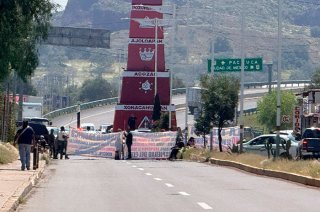 lrededor de 60 ejidatarios de San Jerónimo Xonacahuacán mantienen un bloqueo y reclaman el pago por terrenos que aseguran fueron ocupados para conectar la Zona Militar con el AIFA.