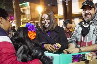 Este espacio se convirtió en un punto de convivencia, donde los pequeños recibieron con ilusión la tradicional calaverita de Día de Muertos