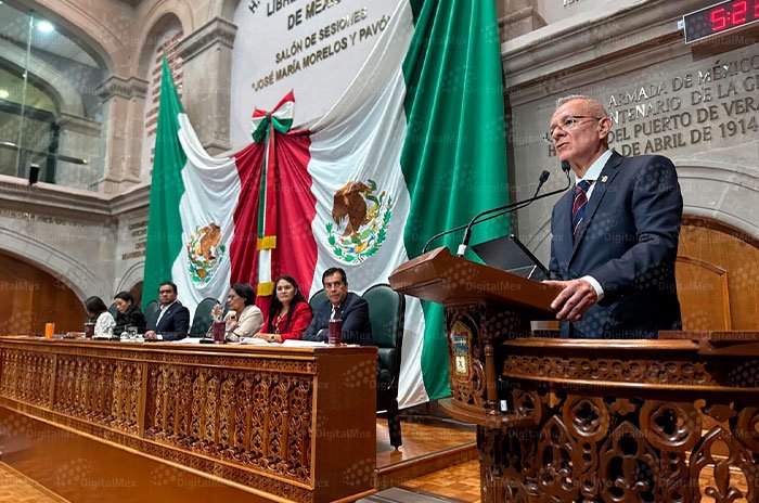 Óscar Flores Jiménez, secretario de Finanzas del Edoméx, informó sobre la revisión de siete contratos APP y PPS por 51 mil millones de pesos y una posible estrategia de refinanciamiento de la deuda pública estatal.