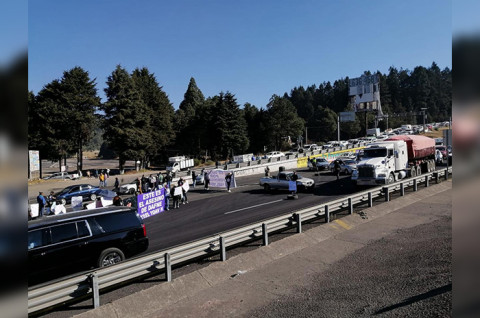 En el sitio, los manifestantes señalan como presunto responsable a su expareja, identificado como Yael N., y reclaman avances concretos en la investigación.