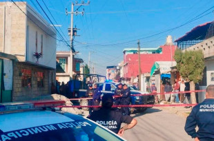 Elementos de seguridad pública acudieron al sitio y acordonaron el área en espera de personal del Servicio Médico Forense.