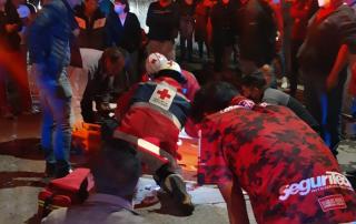 Un vecino explicó que el vehículo tipo Jetta color rojo atropelló a la pareja de motociclistas y después huyó del sitio.