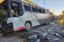 Un camión cargado de troncos y un autobús de pasajeros colisionaron, dejando como saldo 20 personas lesionadas.