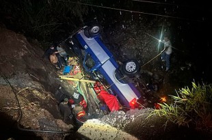 Camioneta vuelca en carretera a Chalma