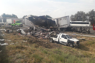 El tráiler cargado con rollos de papel higiénico chocó contra el muro de contención y se incendió, bloqueando la autopista México-Pirámides y generando caos vial.