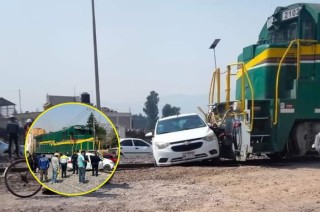  El tren alcanzó al vehículo y lo arrastró varios metros.