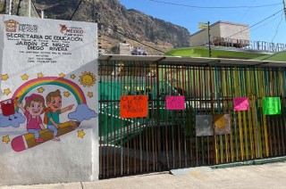 De acuerdo con reportes, los síntomas en los menores comenzaron desde la semana pasada, con fiebre, irritación en la piel, llagas en la boca y malestar general. 
