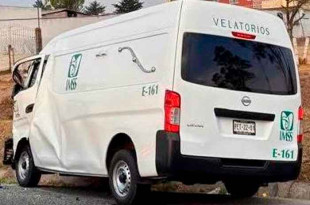 La camioneta volcó tras el impacto con la unidad E-161 del IMSS.