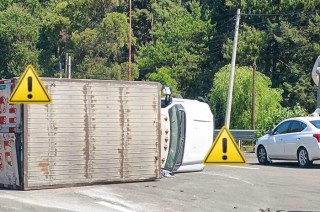 #Video: Vuelca camioneta con hielo en la México-Toluca