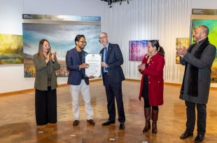 Experimenta la visión única de Juan Manuel Pavón en &quot;Ciudades Ancestrales: Paisajes sin Tiempo&quot;.