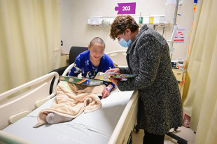 La Gobernadora Delfina Gómez entrega juguetes a niños pacientes del IMIEM durante la celebración del Día de Reyes.
