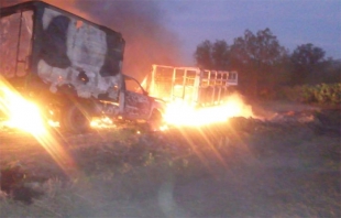 Incendian cuatro camionetas de huachicoleros en Axapusco