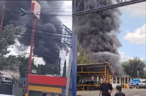 La densa columna de humo se elevó tras el incendio en una fábrica de pinturas