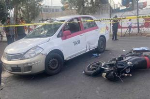 El conductor de la moto logró sobrevivir.