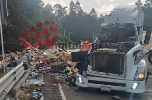 El chofer quedó atrapado entre los fierros retorcidos hasta que fue rescatado por paramédicos de la Cruz Roja.