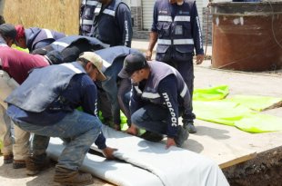 Azucena Cisneros Coss supervisó los trabajos de rehabilitación de la línea de conducción del Sistema Cutzamala en avenida Cegor, en Ecatepec.