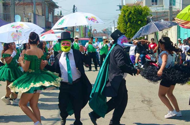 Más de 140 años de historia se reflejan en los vistosos trajes, máscaras de cera y danzas que inundan las calles de la región