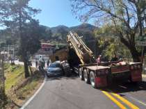 Un vehículo particular sufrió daños considerables en su carrocería cuando maquina pesada se le recostó del lado izquierdo