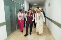 Celina Castañeda de la Lanza recorrió las instalaciones del Hospital General de Atenco durante la ceremonia por el primer aniversario del nosocomio.