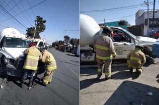 El incidente ocurrió en el momento en que el conductor de la pipa de gas perdió el control y se estrelló contra la parte trasera de otro vehículo. El impacto también dejó daños materiales.