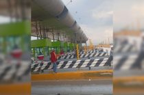 Habitantes de Mina México liberaron la caseta El Dorado de la autopista Toluca-Atlacomulco.