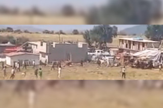 Como saldo preliminar, se reporta al menos una persona lesionada y dos camionetas incendiadas, una de ellas presuntamente perteneciente al Gobierno Federal.