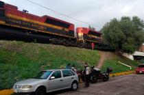 Intentó cruzar la vía rápida por el puente elevado de las vías del tren.