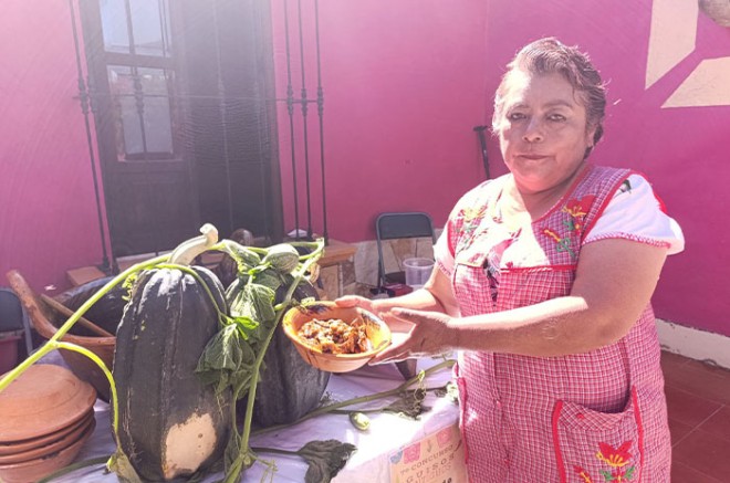 Cocineras y cocineros se dieron cita en el municipio de Chiautla, donde compartieron frijoles cocinados en leña, tacos de chapulines asados, entre otros guisos.