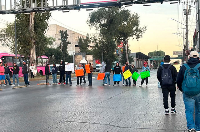 Protesta de trabajadores de pipas por operativos contra pozos irregulares genera afectaciones en avenidas López Portillo, Vía Morelos y Texcoco–Lechería.
