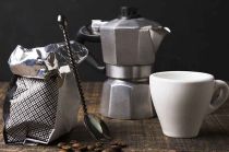 No limpiar tu cafetera italiana puede promover el crecimiento de moho.