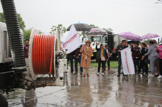 La presidenta municipal Azucena Cisneros Coss dio el banderazo de inicio al Programa de Desazolve 2025.