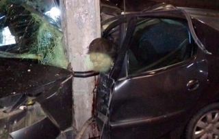 ¡Increíble, salió vivo! Queda prensado contra poste, en Coacalco