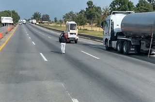 Una mujer fue captada corriendo sobre la autopista México-Querétaro, mientras vehículos circulaban por la vialidad; la Guardia Nacional informó que atendió el reporte.