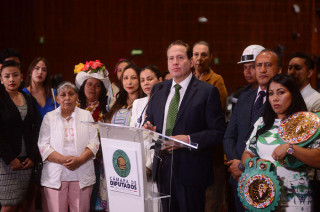 En conferencia de prensa, acompañado por legisladoras, legisladores y representantes de diversos sectores sociales, el diputado del Partido Verde afirmó que México tiene la oportunidad histórica de situarse a la vanguardia.