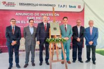 Directivos de TAPI México recibieron el distintivo Hecho en México, reconocimiento otorgado por la Secretaría de Economía al acreditar que más del 75 % de sus materias primas provienen de proveedores nacionales.