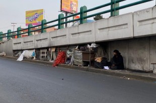 Comerciantes de la zona señalan que esta familia cuenta hasta con una pequeña cocina y dos habitaciones.