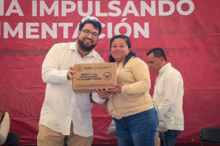 Isaac Montoya entrega canasta alimentaria a beneficiaria de Naucalpan.