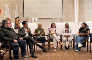 La doctora María Sol Berenice Salgado Ambros moderó el conversatorio sobre los retos institucionales ante la desaparición de personas en México.