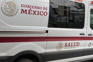 Según los informes policiales, llevaba puestos unos pantalones de mezclilla color negro, y se encontraba siendo consumido por animales.