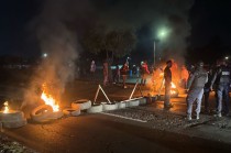 Los manifestantes también exigen a las autoridades estatales y municipales la construcción urgente de un puente peatonal, ya que señalan son varios los accidentes suscitados en ese punto.
