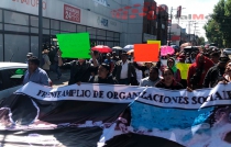 Inicia marcha de ambulantes retirados de las calles de Toluca